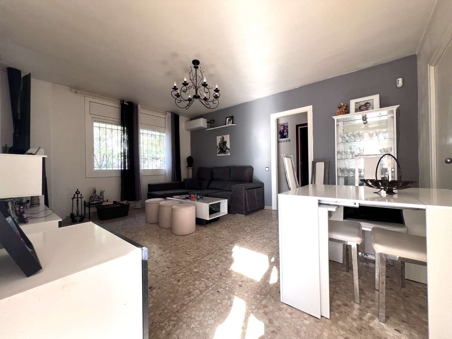 Casa con piscina en zona residencial