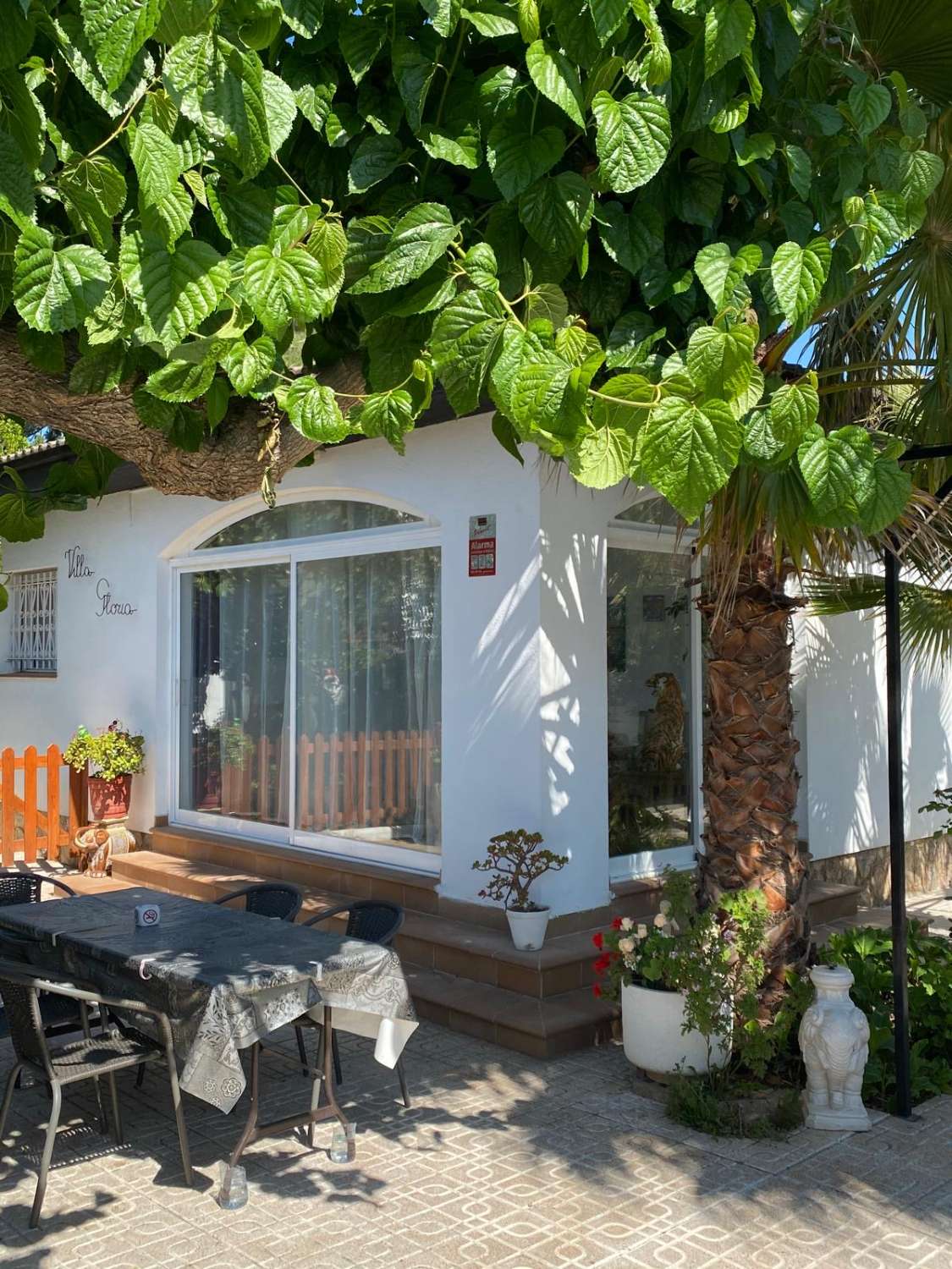 Casa con piscina en zona residencial