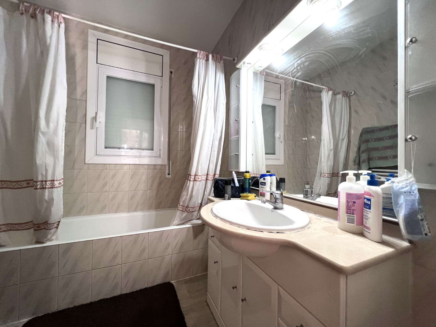 Casa con piscina en zona residencial