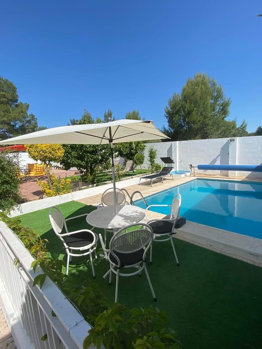 Casa con piscina en zona residencial