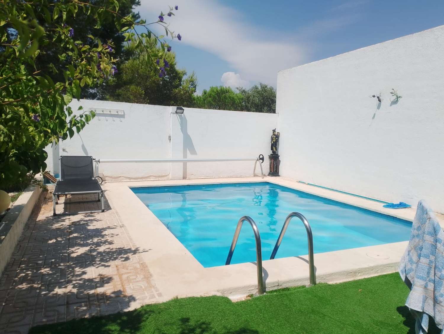 Casa con piscina en zona residencial