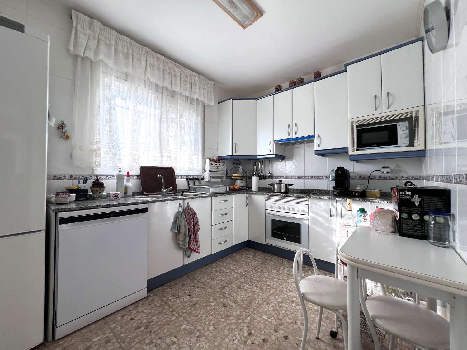 Casa con piscina en zona residencial