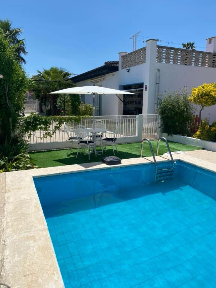 Casa con piscina en zona residencial