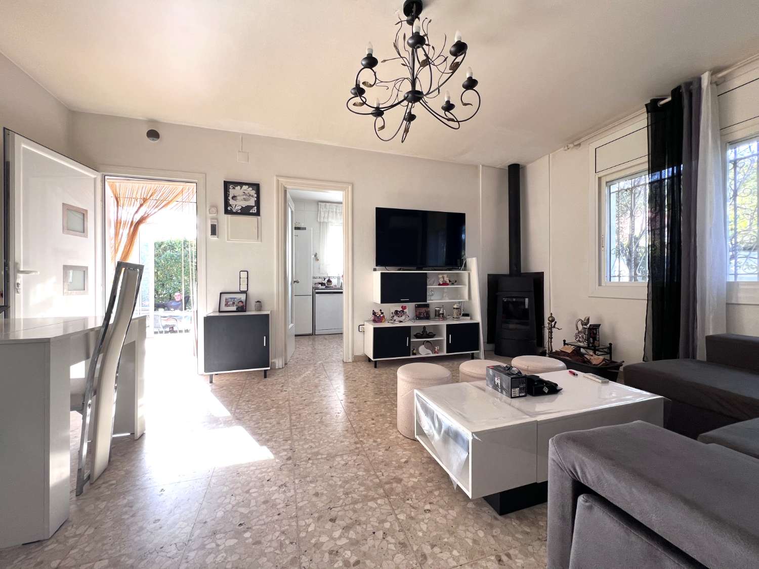 Casa con piscina en zona residencial