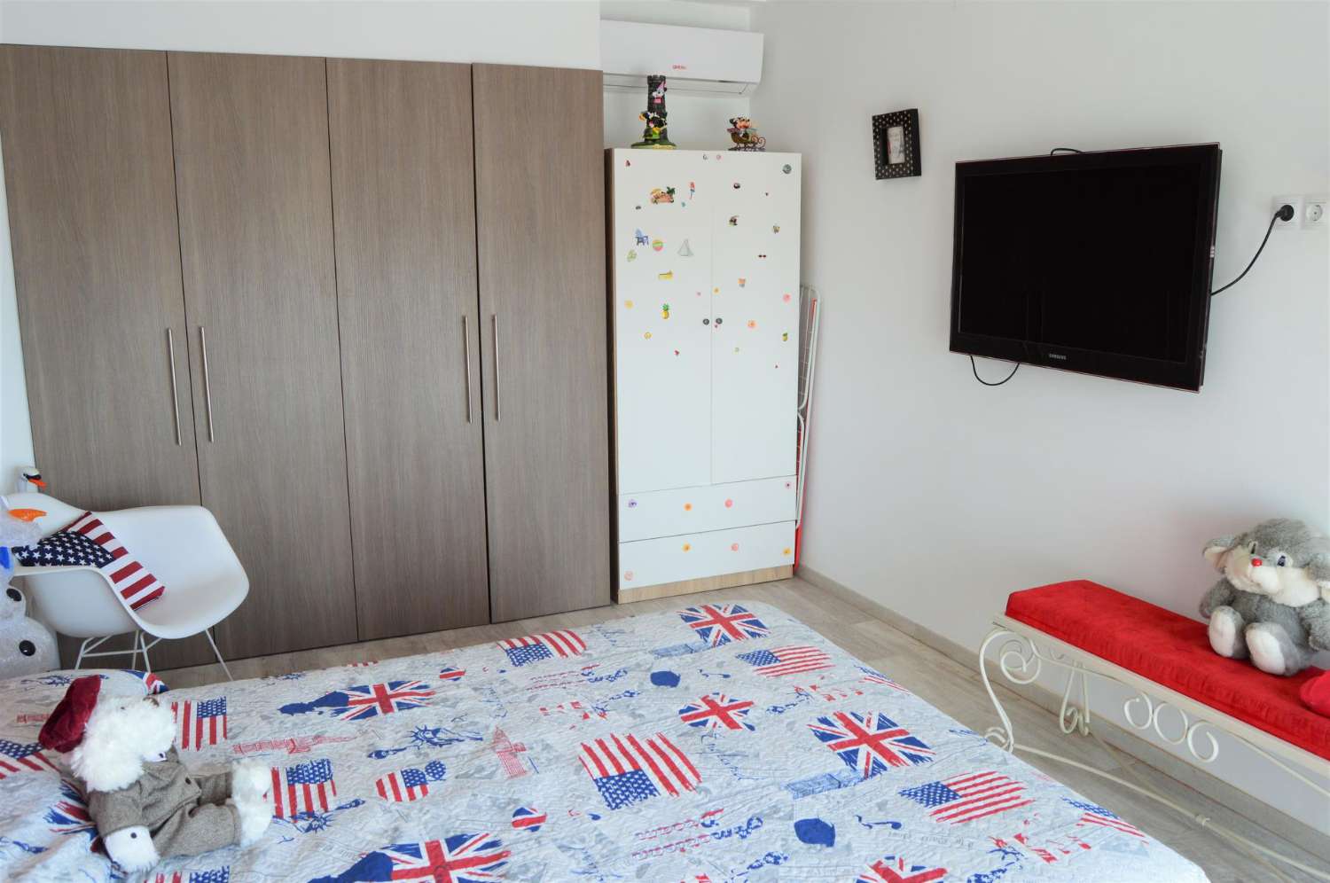Bella casa moderna con piscina