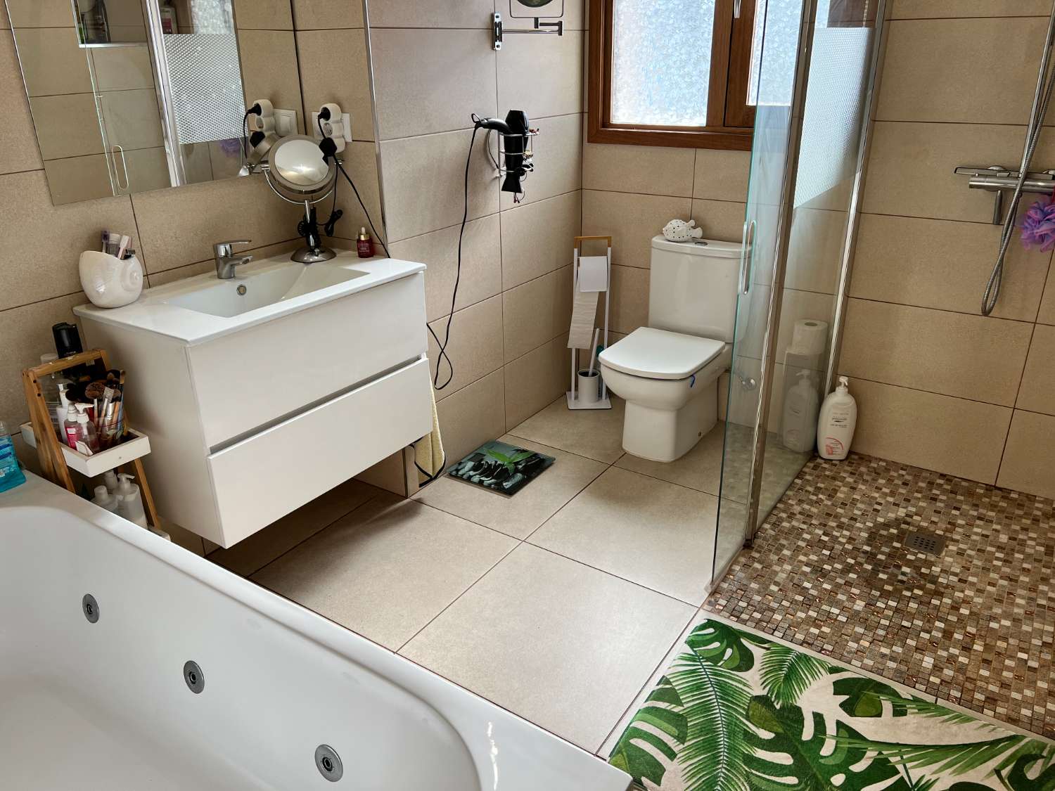 Bella casa moderna con piscina