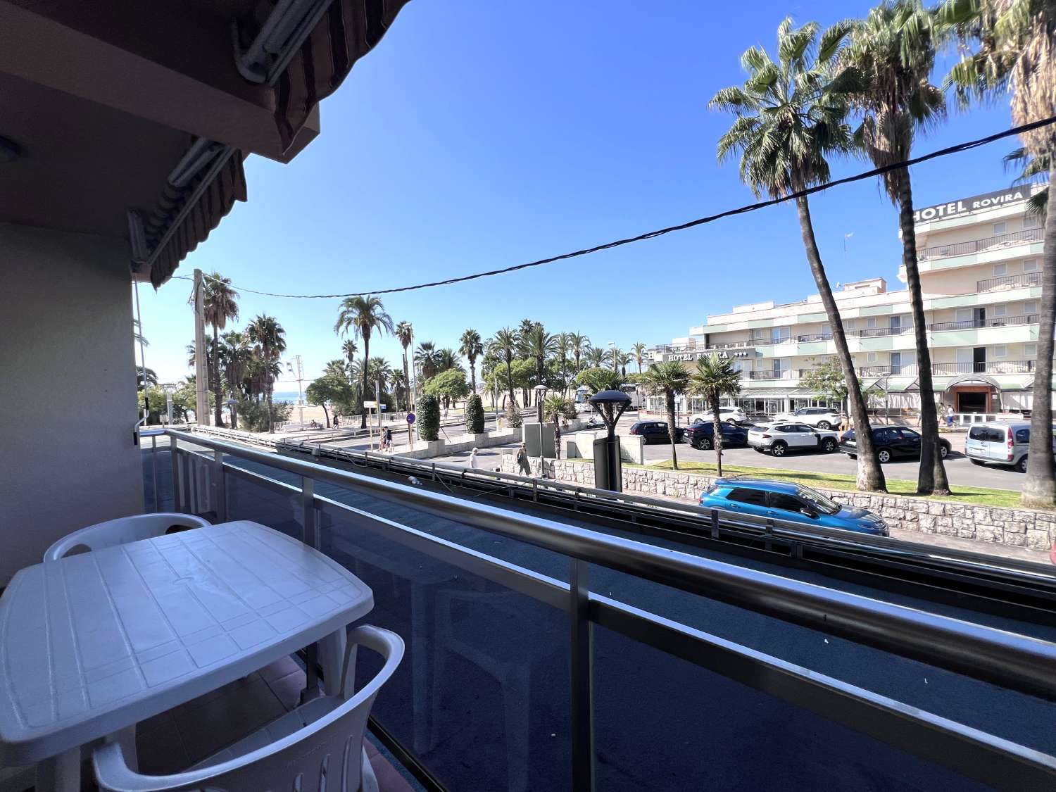 Piso con vistas al mar, a solo 10 metros de la playa